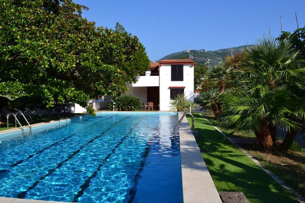 una piscina di fronte a una casa di Villa Aurora a Vico Equense