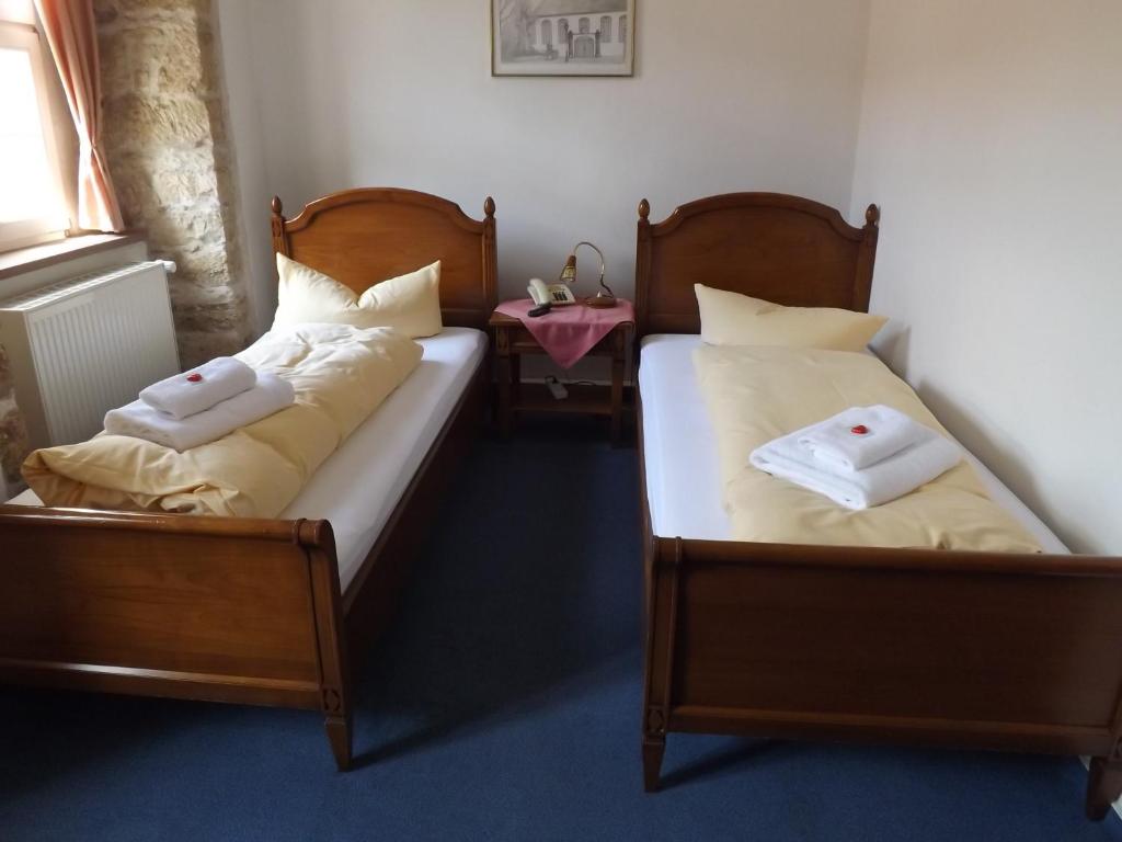 
Ein Bett oder Betten in einem Zimmer der Unterkunft Hotel "Zur Sonne"
