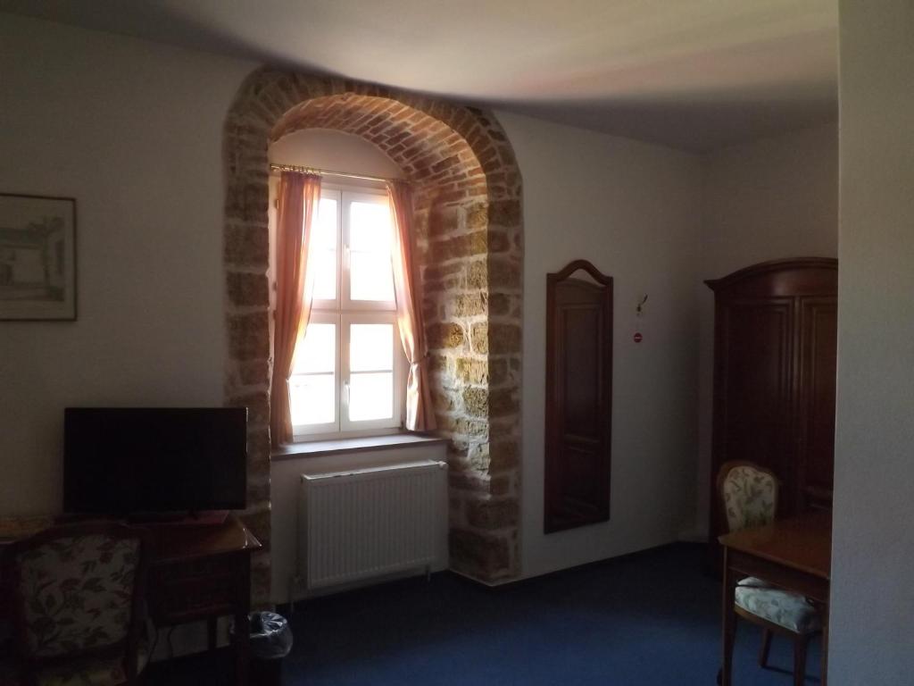 TV a/nebo společenská místnost v ubytování Hotel "Zur Sonne"