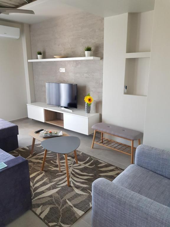 Televízia a/alebo spoločenská miestnosť v ubytovaní Villas Mamas Beach