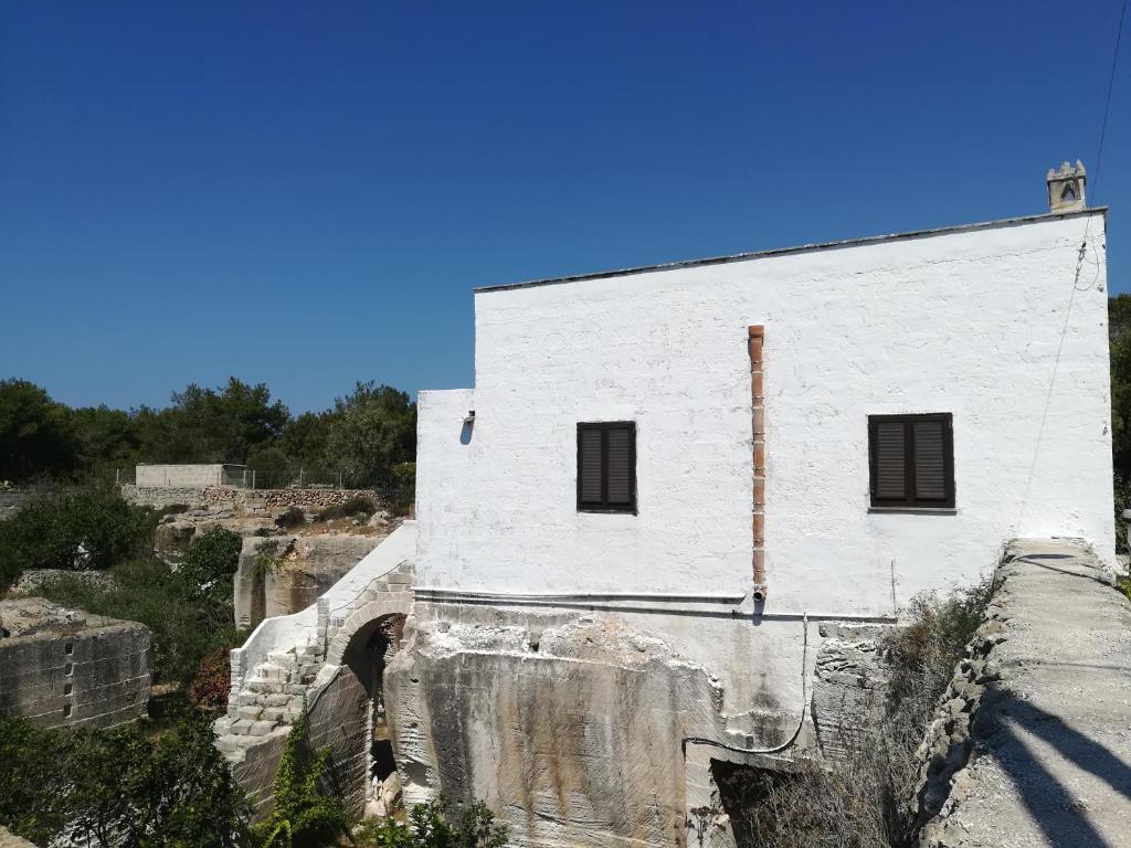 un edificio bianco in cima a una montagna di Le Case Di Tufo Riccio di mare a Favignana