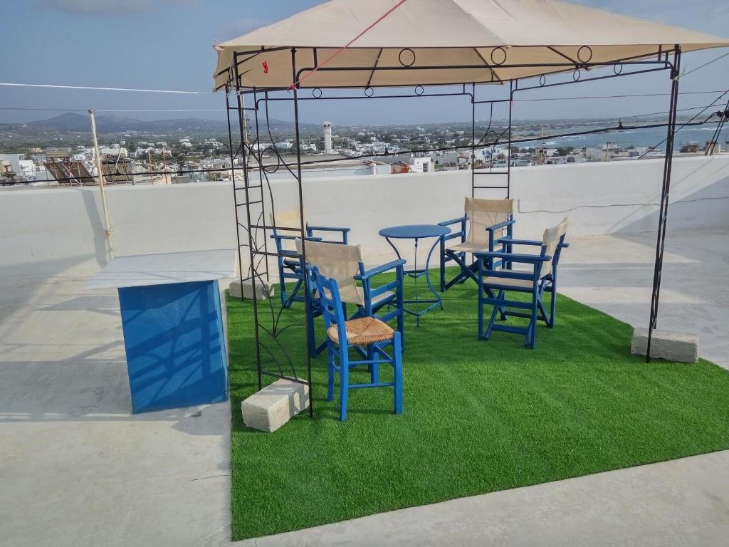 une table et des chaises sous un auvent sur un toit dans l'établissement My Home in Naxos, à Naxos Chora