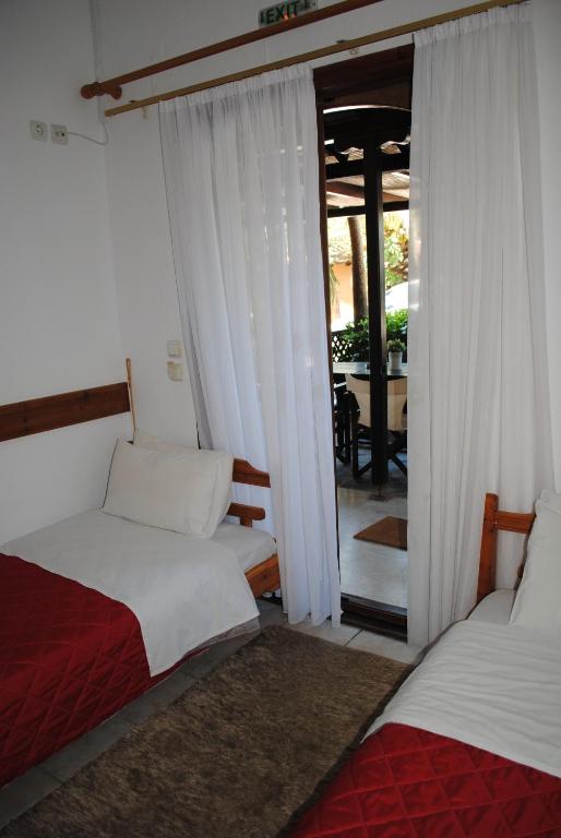 Postel nebo postele na pokoji v ubytování Pension Antonakis Ouranoupolis Greece