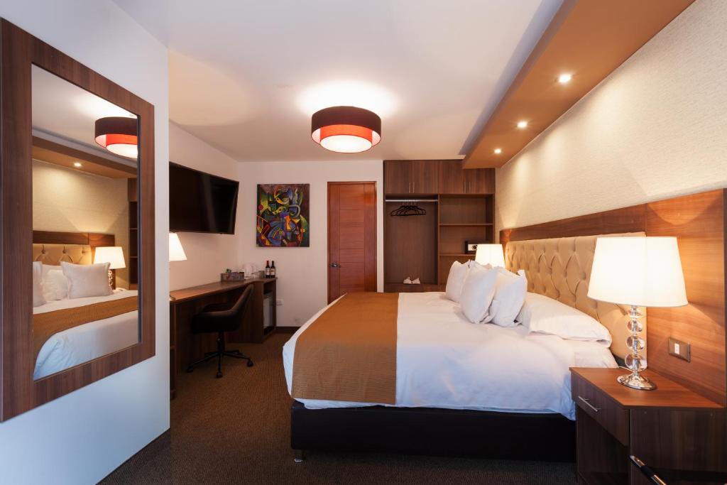 Postel nebo postele na pokoji v ubytování Inti Punku Machupicchu Hotel & Suites