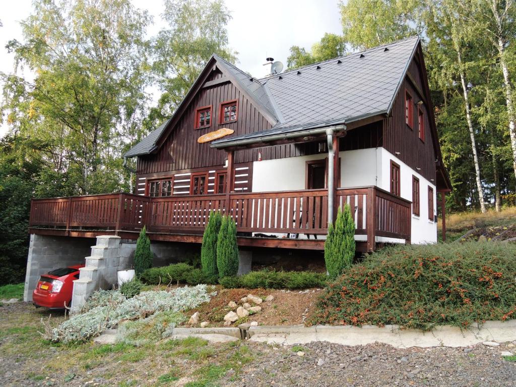 una gran casa de madera con techo de gambrel en Vakantie huis Dum Oenter en Lučany nad Nisou