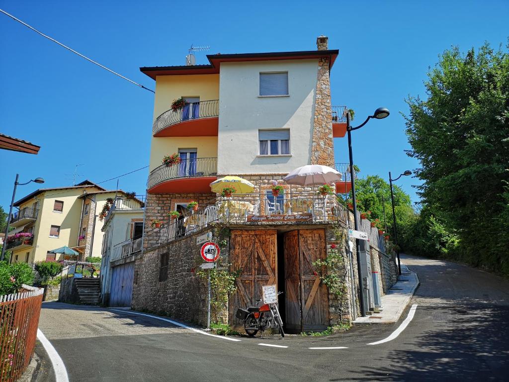 un edificio al lado de una calle en Corte Moreno en San Zeno di Montagna