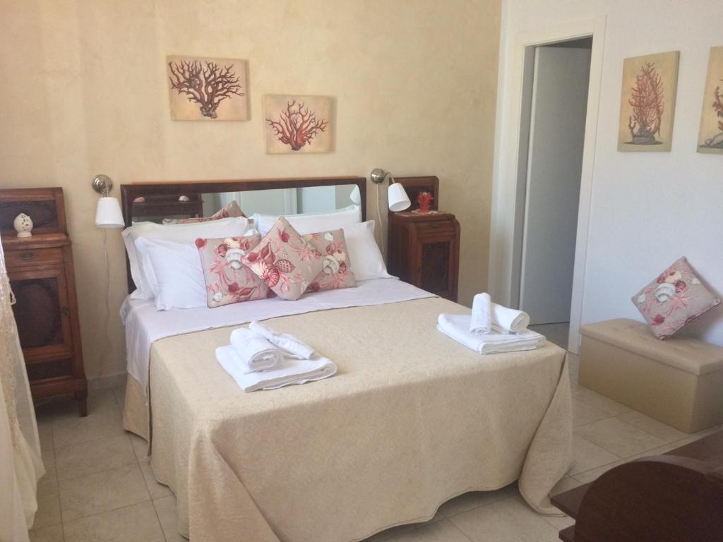 1 dormitorio con 1 cama con 2 toallas en B&B PESCIOLINO ROSSO, en Gallipoli