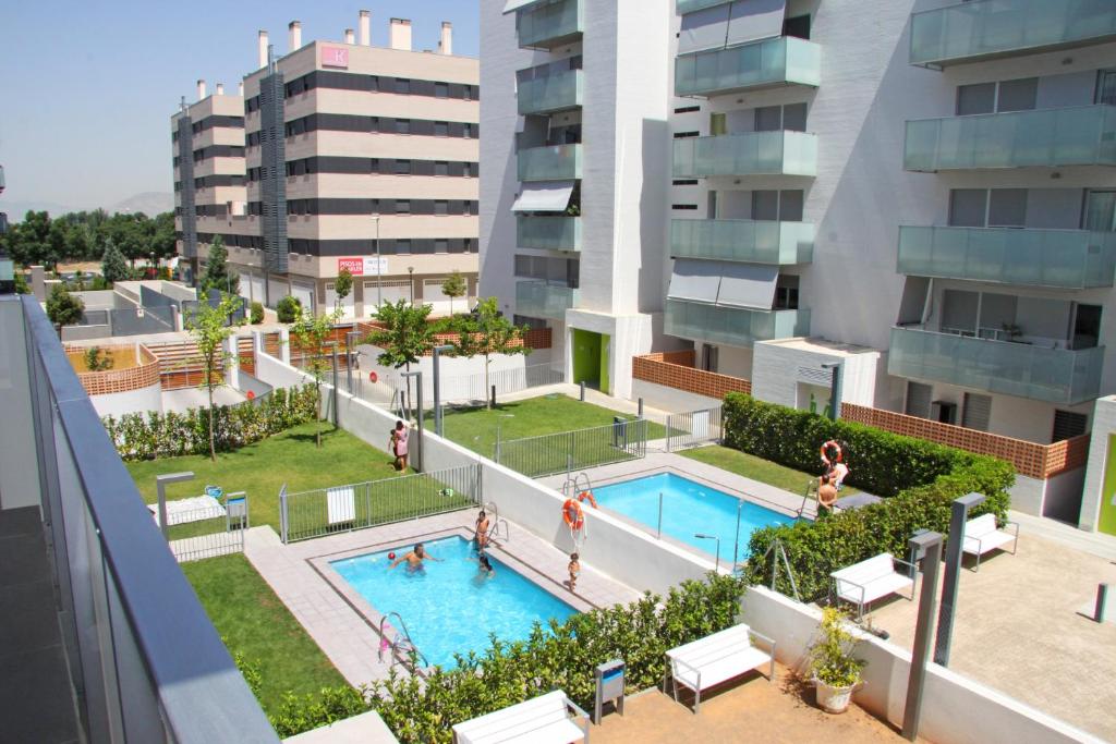 una vista aérea de un edificio con piscina en Ciencias Forum Apartment by A3Rentals, en Granada