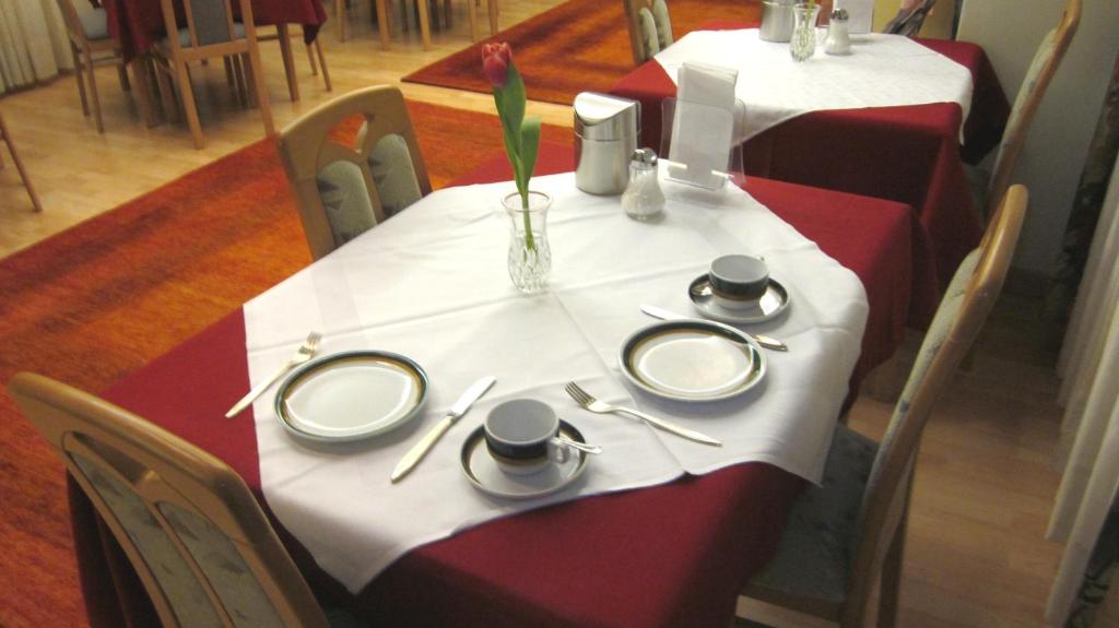 Reštaurácia alebo iné gastronomické zariadenie v ubytovaní Pension Hotel Mariahilf