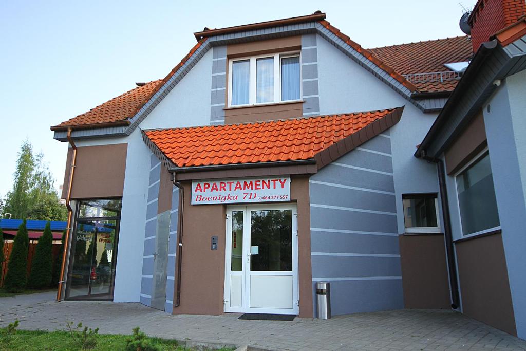 a building with a sign for a pharmacy with a door at Apartamenty Olsztyn in Olsztyn