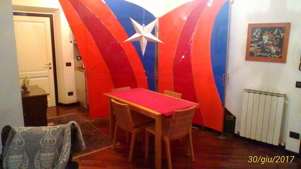 ペルージャにあるCharming Apartment Perugiaの壁に旗が描かれたテーブル付きの部屋
