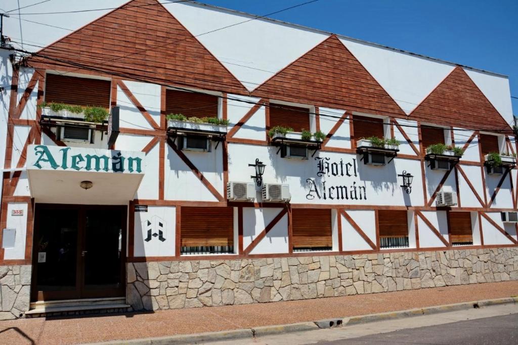 een gebouw met een bord waarop het appartement van het alhamani hotel staat bij Hotel Alemán in Gualeguaychú