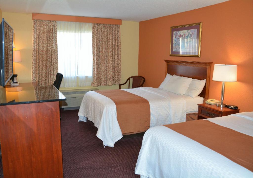 Postel nebo postele na pokoji v ubytování Columbus Grand Hotel & Banquet Center