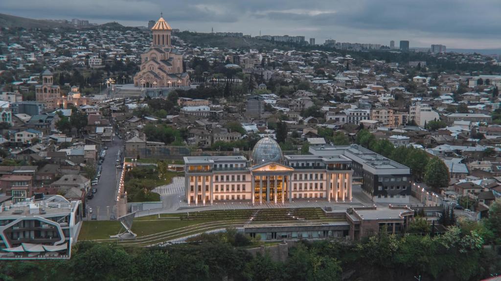Nespecifikovaný výhled na destinaci Tbilisi nebo výhled na město při pohledu z penzionu