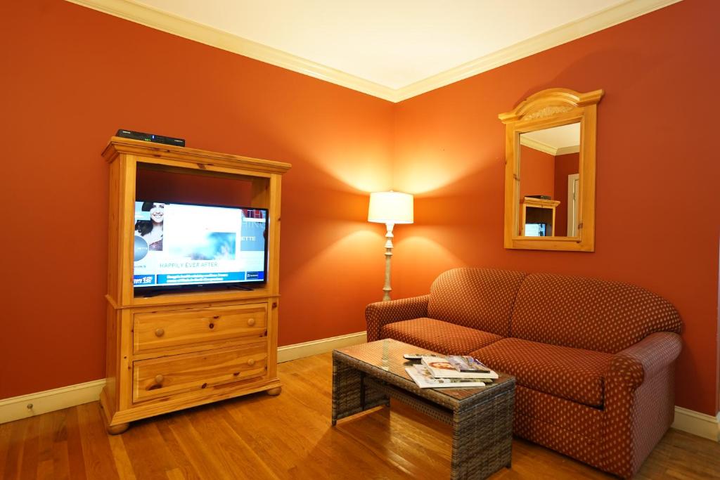 TV a/nebo společenská místnost v ubytování Southampton Long Island Hotel