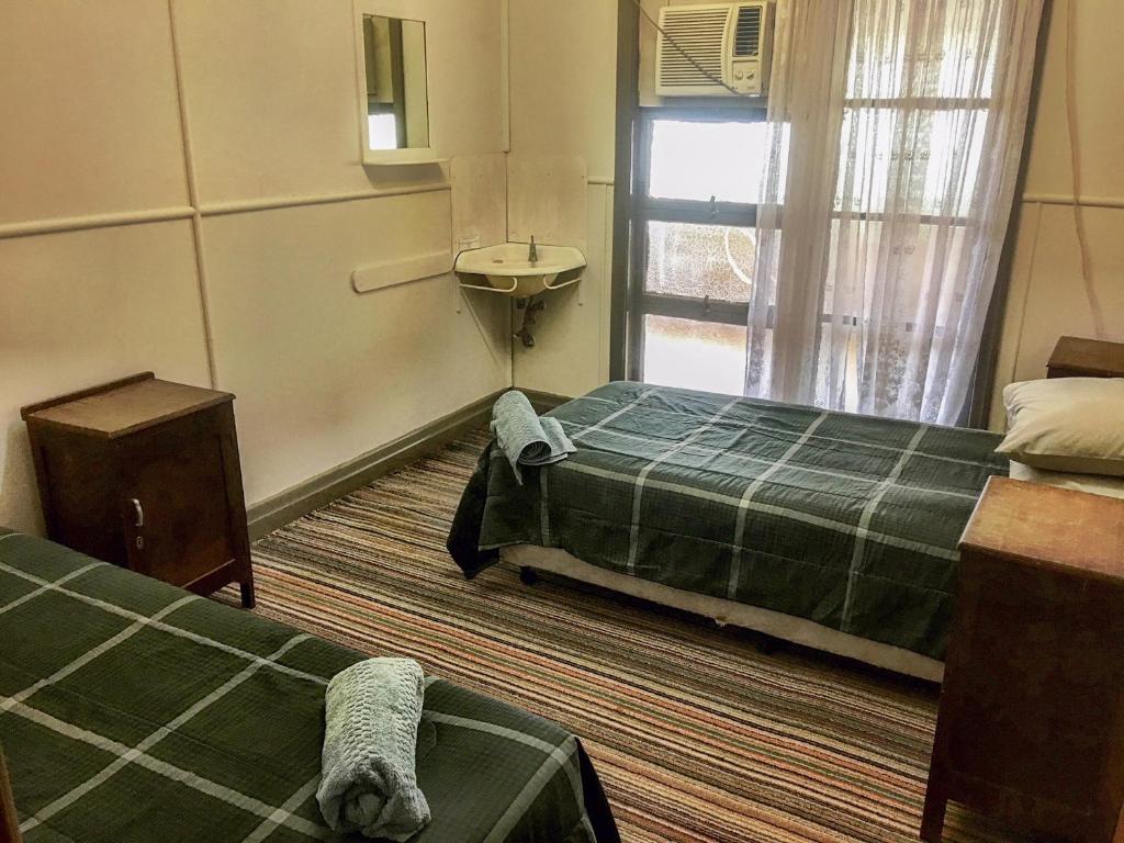 Postel nebo postele na pokoji v ubytování Royal Carrangarra Hotel