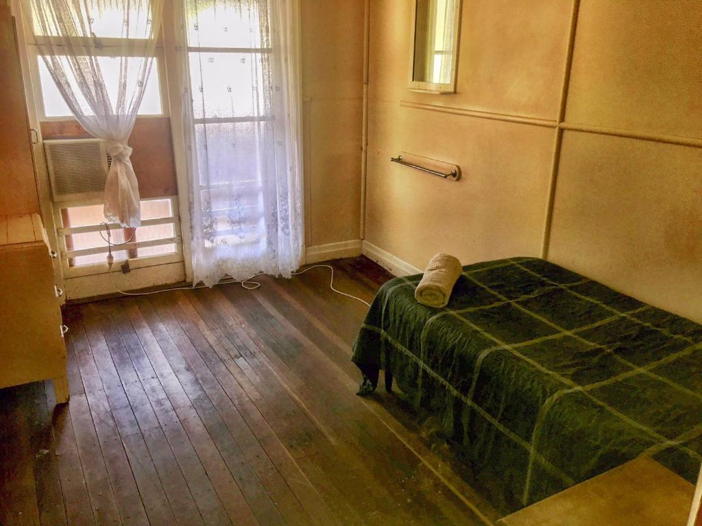Postel nebo postele na pokoji v ubytování Royal Carrangarra Hotel