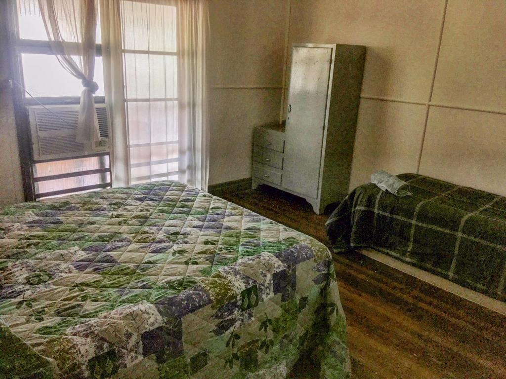 Postel nebo postele na pokoji v ubytování Royal Carrangarra Hotel
