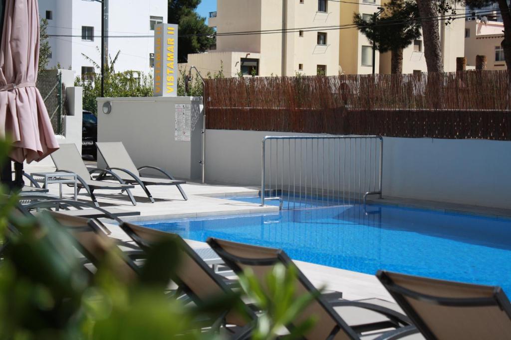 Apartamentos Vistamar IIの敷地内または近くにあるプール