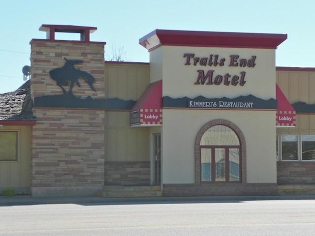 a building with a sign that reads trails end motel at Trails End Motel Sheridan in Sheridan