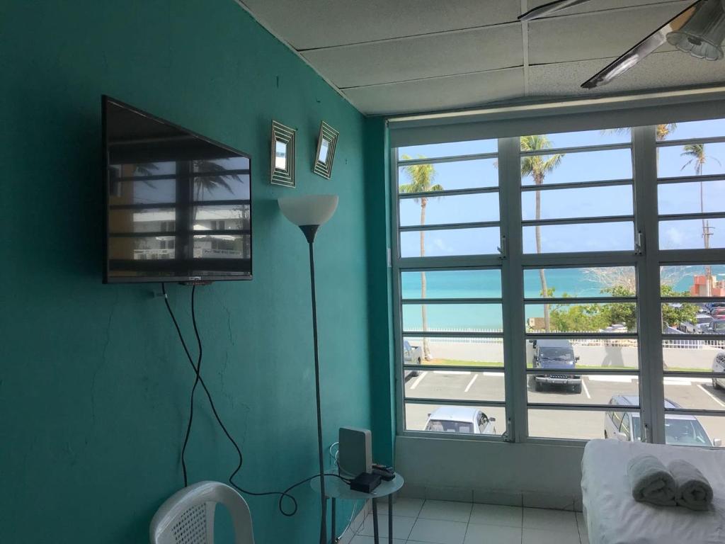 TV a/nebo společenská místnost v ubytování Coco Mar Oceanview Studios