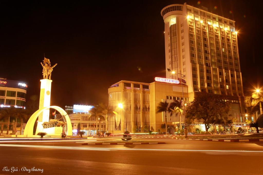 uma rua da cidade à noite com um edifício alto em Sai Gon Ban Me Hotel em Buon Ma Thuot