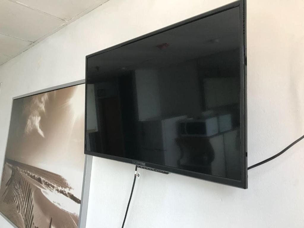 TV a/nebo společenská místnost v ubytování Coco Mar Oceanview Studios