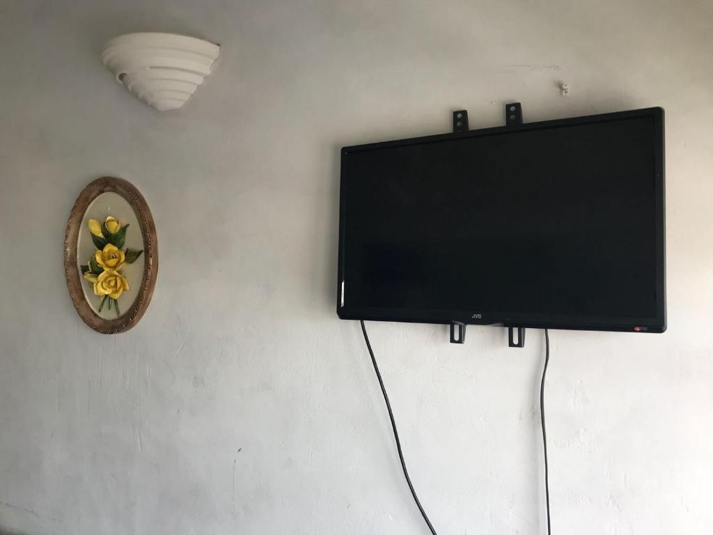 TV a/nebo společenská místnost v ubytování Coco Mar Oceanview Studios