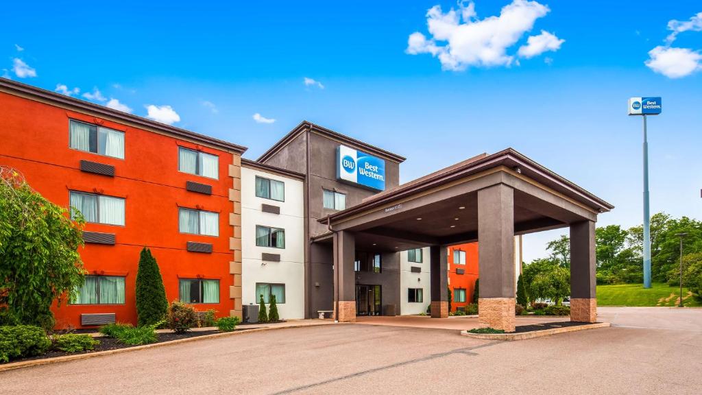 Best Western Danville Inn في دانفيل: مبنى الفندق وامامه موقف سيارات