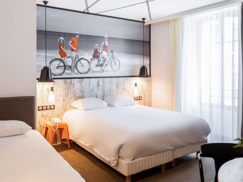 Postel nebo postele na pokoji v ubytování ibis Styles Dinan Centre Ville
