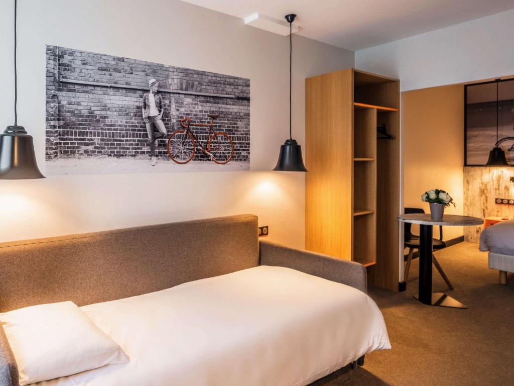 Postel nebo postele na pokoji v ubytování ibis Styles Dinan Centre Ville