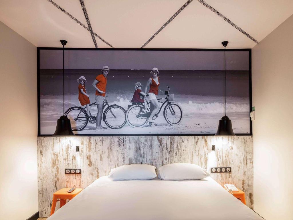Postel nebo postele na pokoji v ubytování ibis Styles Dinan Centre Ville