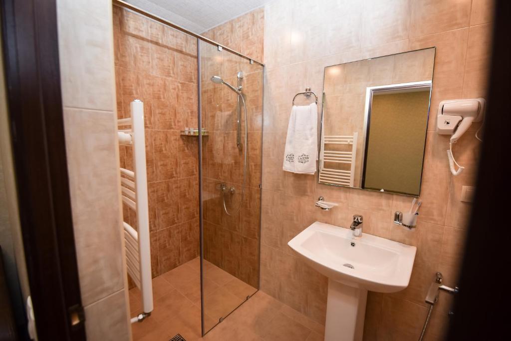 Koupelna v ubytování Laguna Hotel