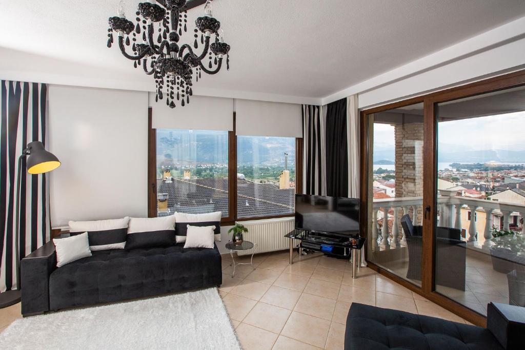 A seating area at Villa Deluxe Sight