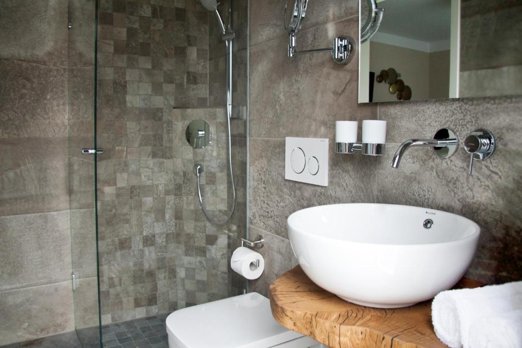 Baðherbergi á Hotel Am Moosrain Garni