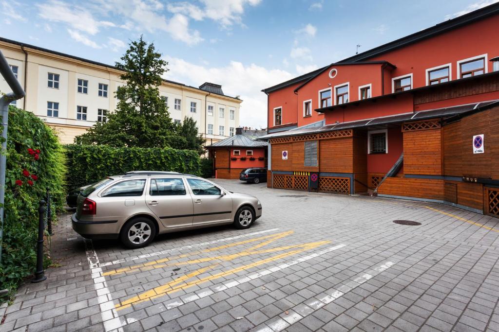 samochód zaparkowany na parkingu obok budynków w obiekcie Penzion Pohoda w Trutnovie