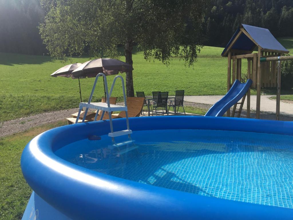 A piscina localizada em Bauernhof Hinterfirst ou nos arredores