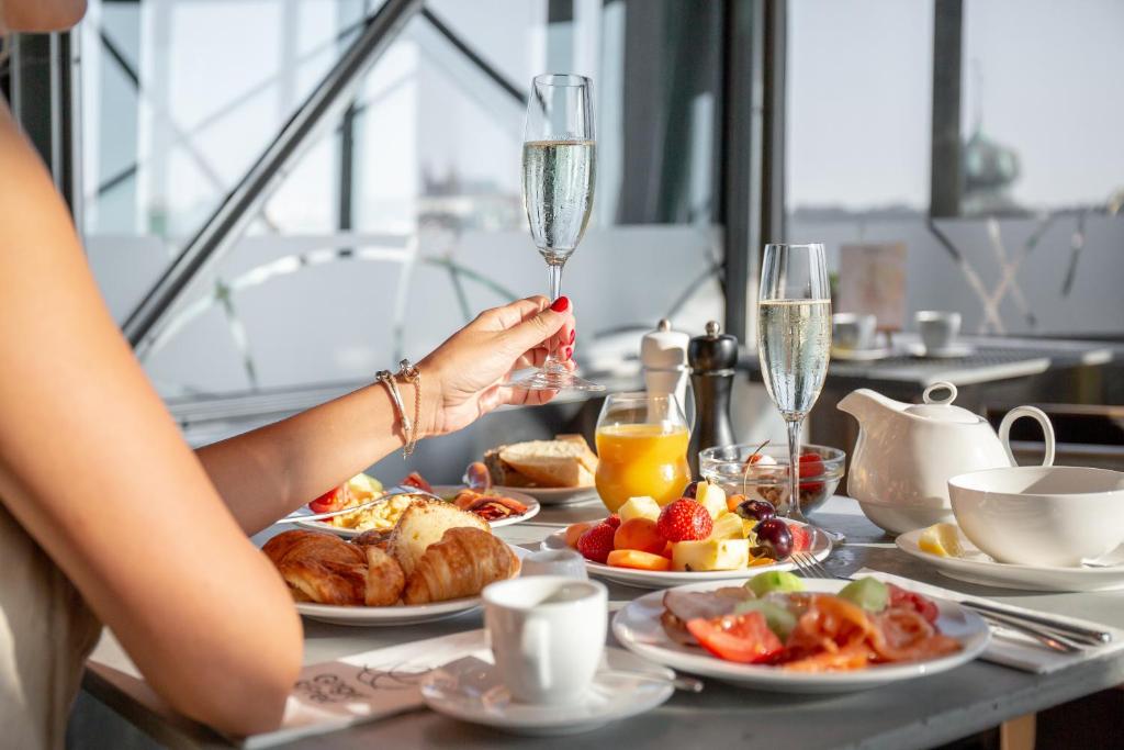 Dancing House - Tancící dum hotel - Resim 7