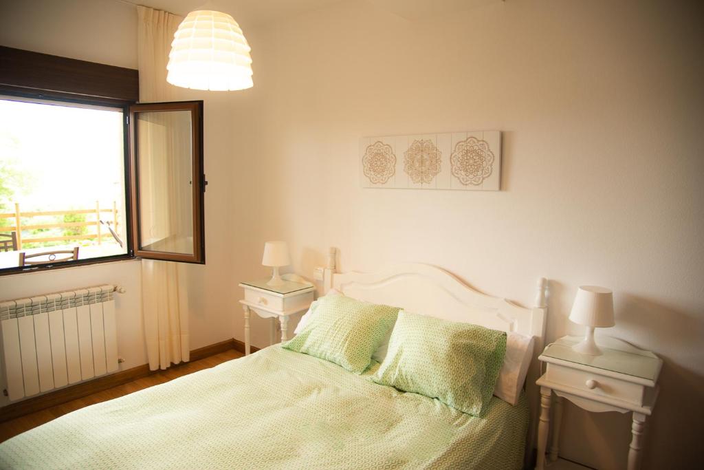 Postel nebo postele na pokoji v ubytování Casa de Las Flores - Apartamento con jardín privado frente a la Playa de Comillas