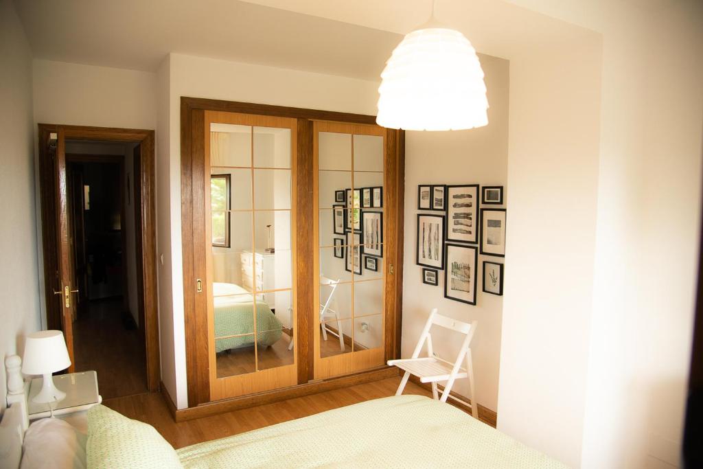Postel nebo postele na pokoji v ubytování Casa de Las Flores - Apartamento con jardín privado frente a la Playa de Comillas