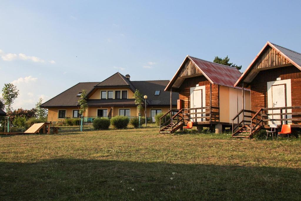 un grupo de casas en un patio en Camping v Ráji - Palda, en Rovensko pod Troskami