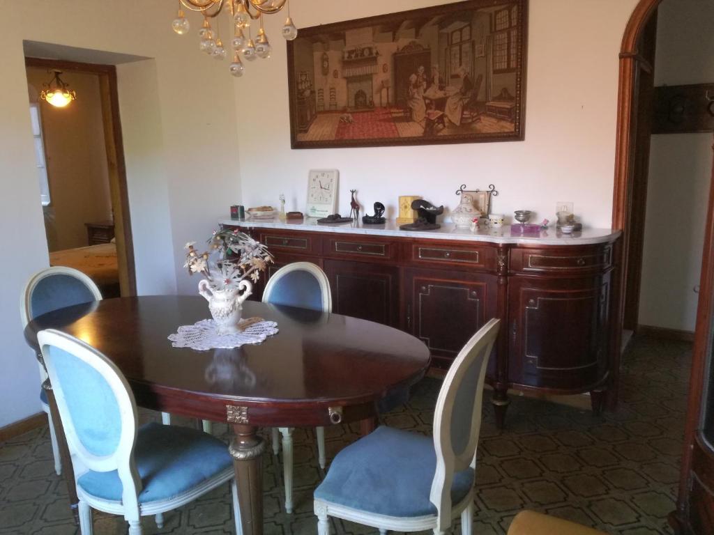 una sala da pranzo con tavolo e sedie in legno di Appartamento nel centro storico di Sassello a Sassello