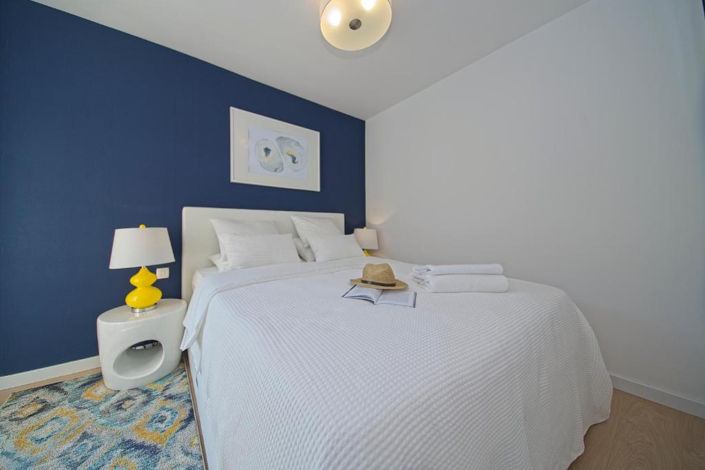 Postel nebo postele na pokoji v ubytování Oyster Paradise Blue Apartment