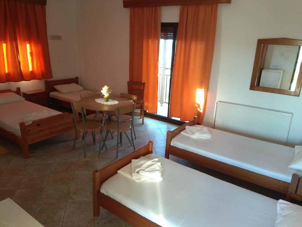 Postel nebo postele na pokoji v ubytování Panorama Palaiοpolis