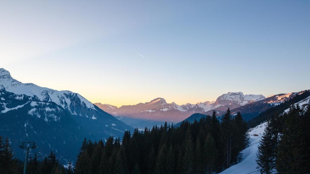 a view of a mountain range with snow covered mountains at L'Escale (accès en télécabine) in Châtel