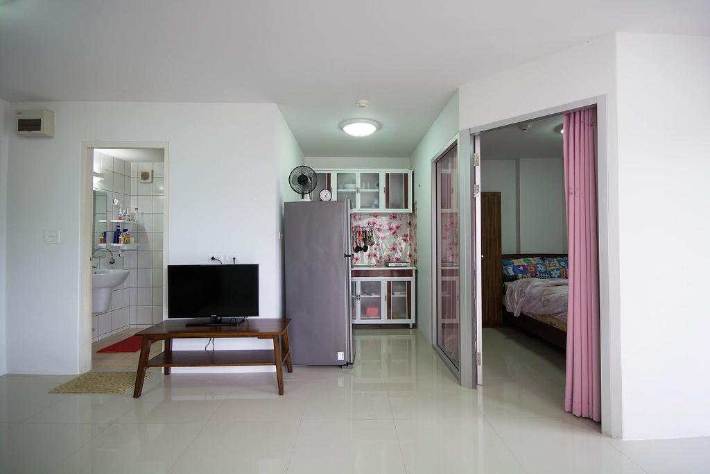 Televisyen dan/atau pusat hiburan di Grandbeach 2 Condominium by malai
