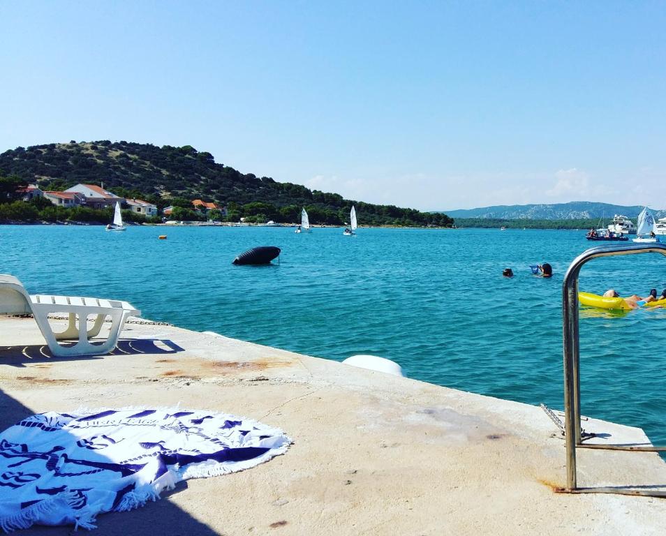 una vista de una masa de agua con barcos en Room for 2 by the sea en Betina