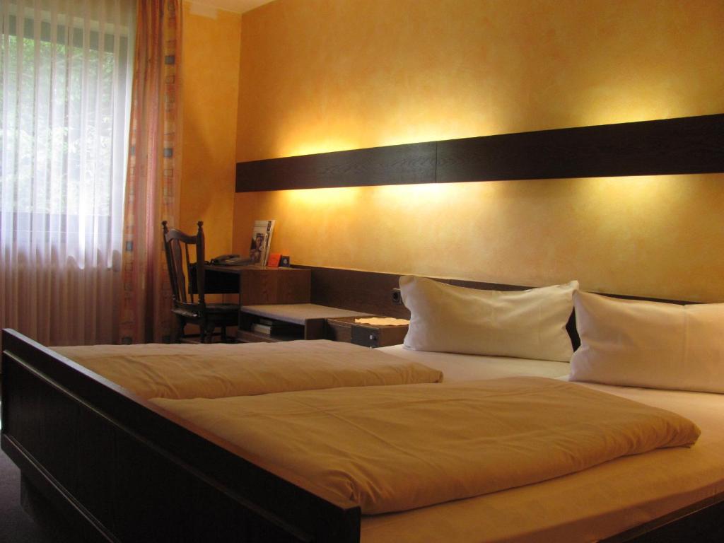 Postel nebo postele na pokoji v ubytování Hotel Zur Heide