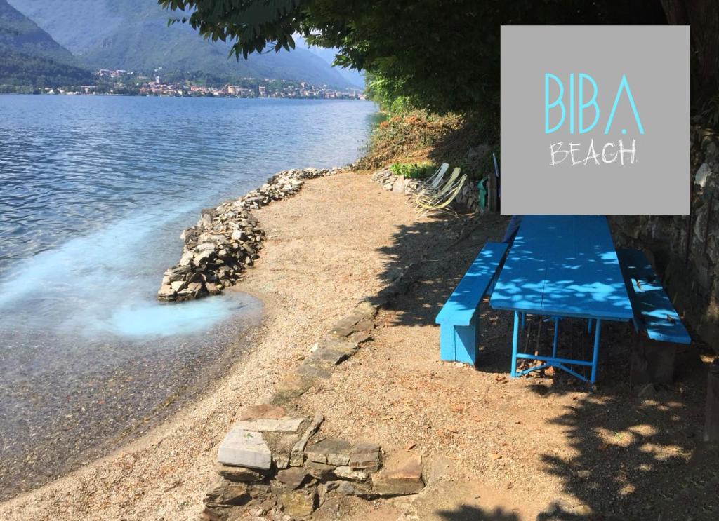 un banc bleu assis sur la rive d'un lac dans l'établissement BIBA casa vacanze, à Omegna