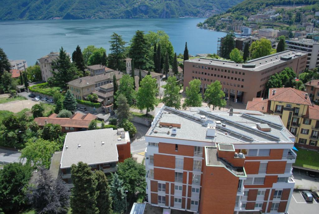 een luchtzicht op een stad met een meer bij Colorado Hotel in Lugano